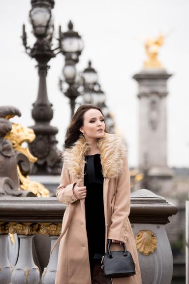 Larissa Manoela fotografa para sua linha de bolsas em Paris