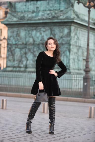 Larissa Manoela fotografa para sua linha de bolsas em Paris