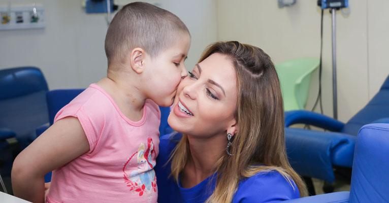 Sheilla Mello participa de ação do bem