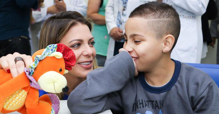 Sheilla Mello participa de ação do bem