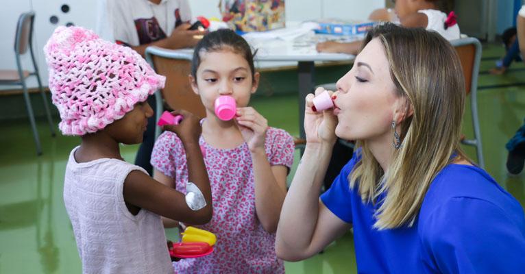 Sheilla Mello participa de ação do bem