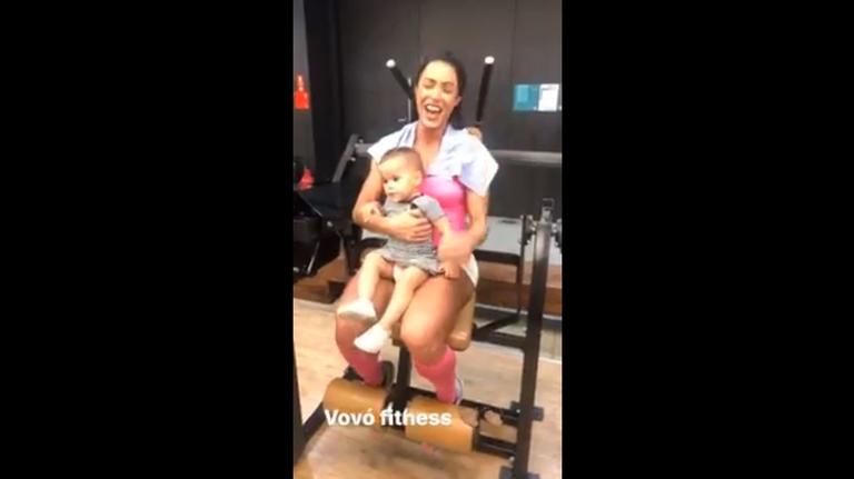 Gracyanne malha com a neta de Belo