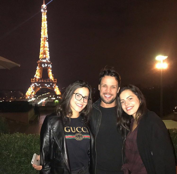 Emilly e Mayla viajam a Paris