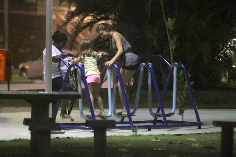 Grazi Massafera se diverte com a filha no Rio