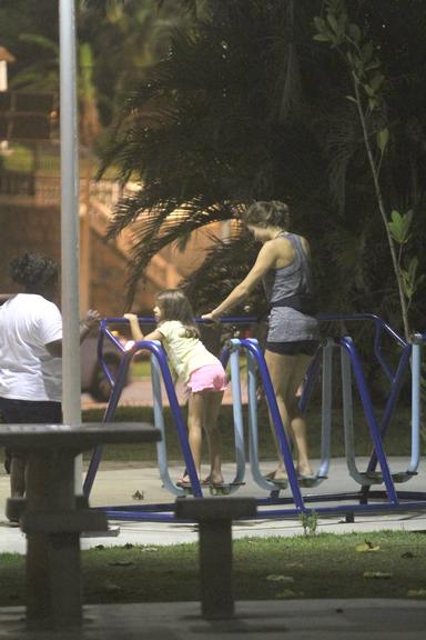 Grazi Massafera se diverte com a filha no Rio