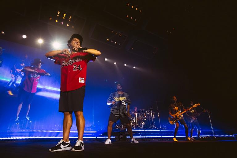 Bruno Mars se apresenta com a banda Hooligans em São Paulo