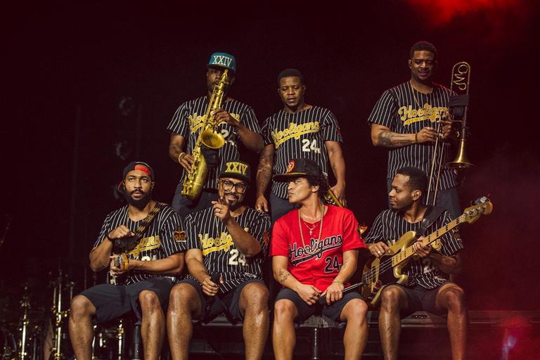 Bruno Mars se apresenta com a banda Hooligans em São Paulo