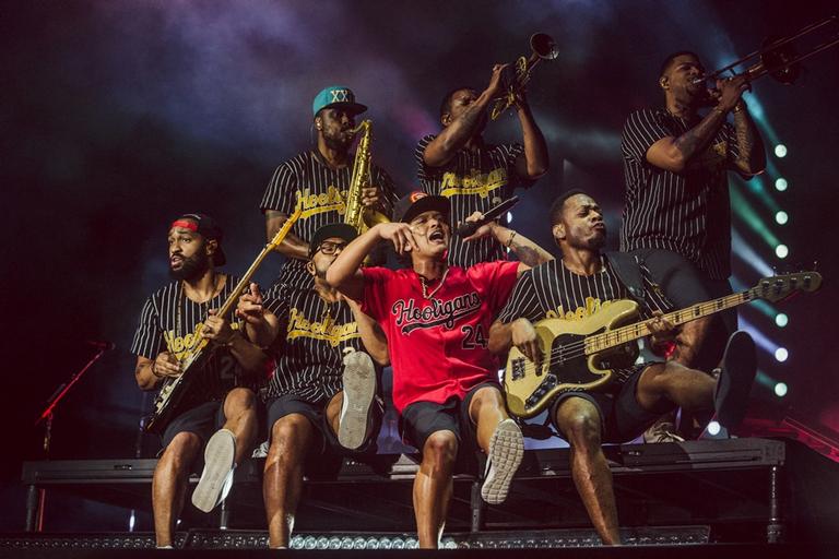 Bruno Mars se apresenta com a banda Hooligans em São Paulo