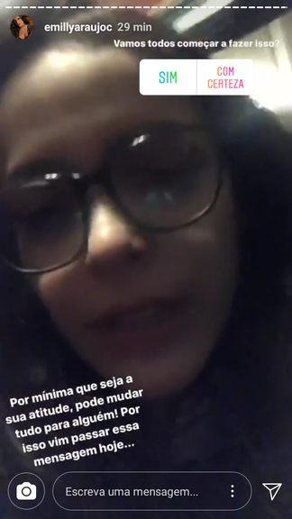 Emilly e Mayla doam comida e se emocionam em Paris