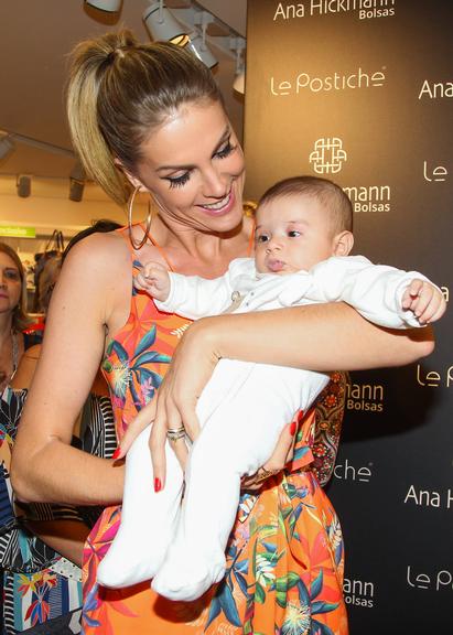 Ana Hickmann se encanta por bebê