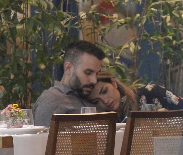 Kelly Key e Mico Freitas passeiam em shopping após reunião sobre vida amorosa