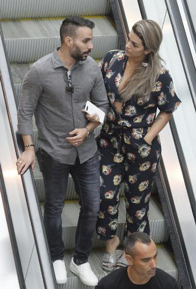 Kelly Key e Mico Freitas passeiam em shopping após reunião sobre vida amorosa