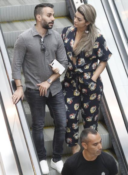 Kelly Key e Mico Freitas passeiam em shopping após reunião sobre vida amorosa