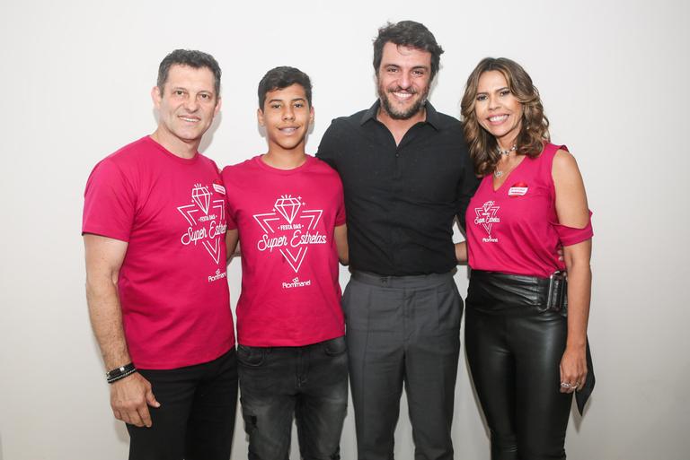 Rodrigo Lombardi rouba a cena em festa em Recife