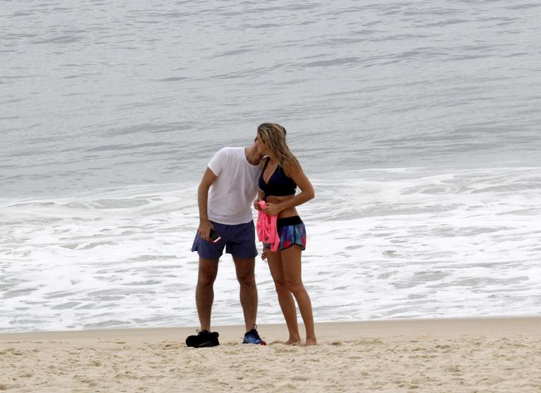 Ticiane Pinheiro e César Tralli curtem praia no Rio de Janeiro