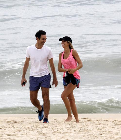 Ticiane Pinheiro e César Tralli curtem praia no Rio de Janeiro