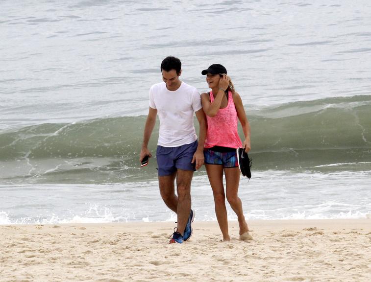 Ticiane Pinheiro e César Tralli curtem praia no Rio de Janeiro