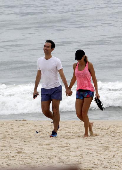 Ticiane Pinheiro e César Tralli curtem praia no Rio de Janeiro