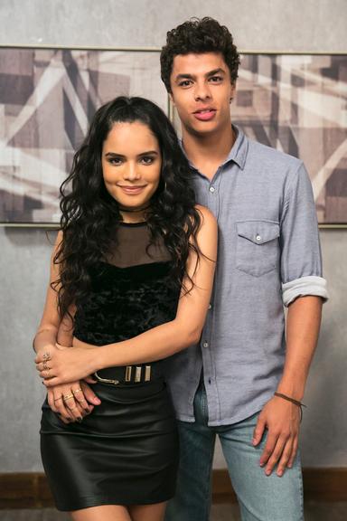 K2 (Carol Macedo) e Tato (Matheus Abreu)