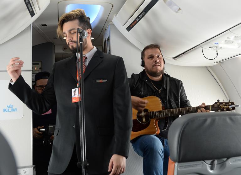 Luan Santana faz pocket show dentro de avião