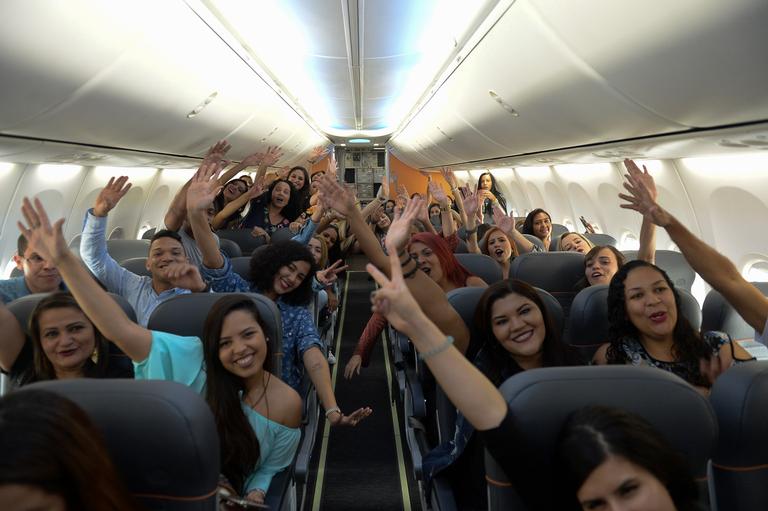 Luan Santana faz pocket show dentro de avião