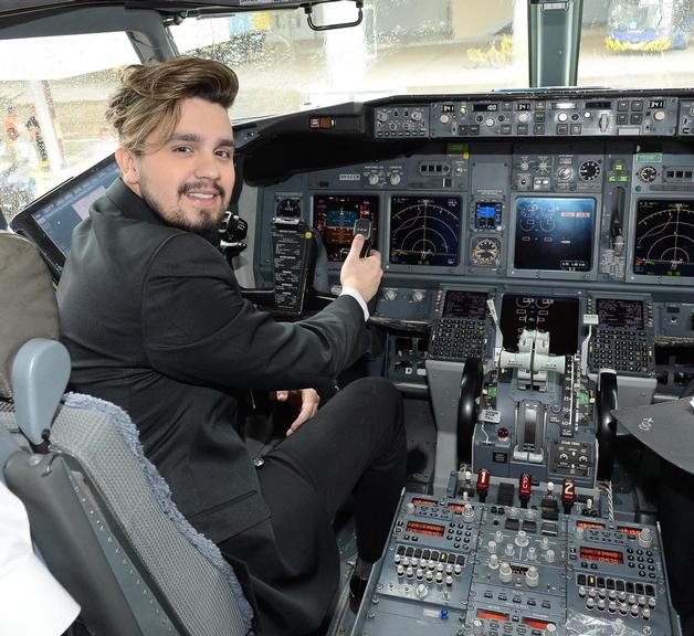 Luan Santana faz pocket show dentro de avião