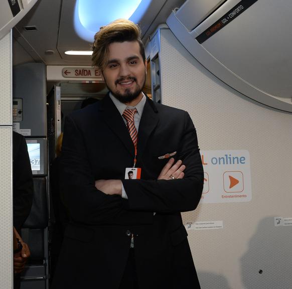 Luan Santana faz pocket show dentro de avião