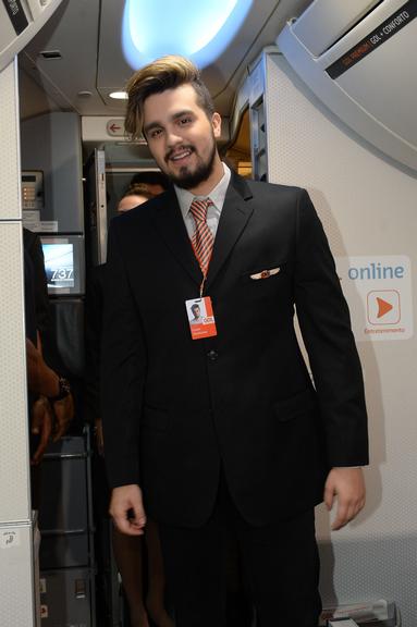 Luan Santana faz pocket show dentro de avião