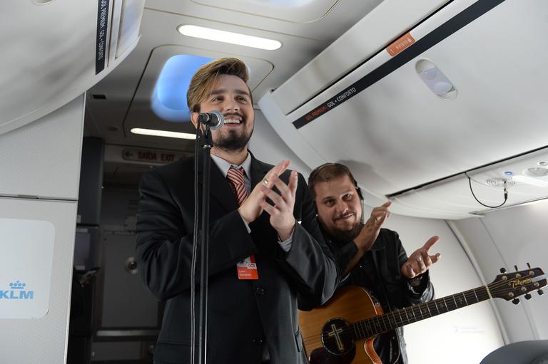 Luan Santana faz pocket show dentro de avião