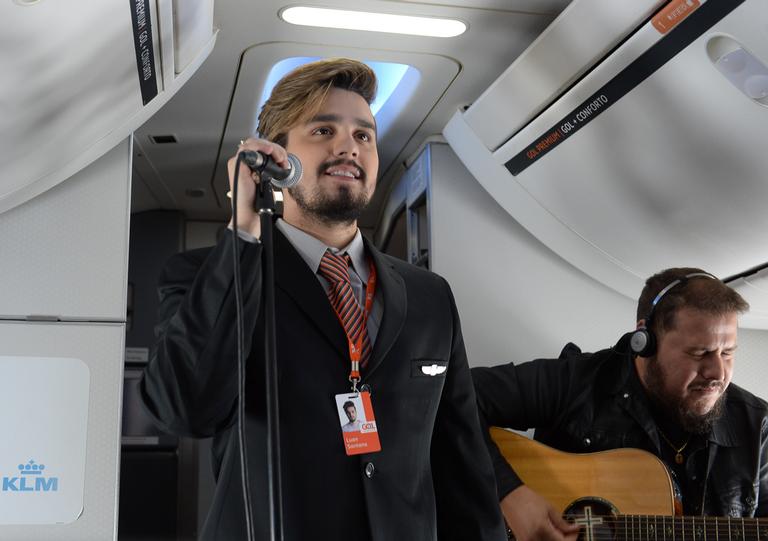 Luan Santana faz pocket show dentro de avião