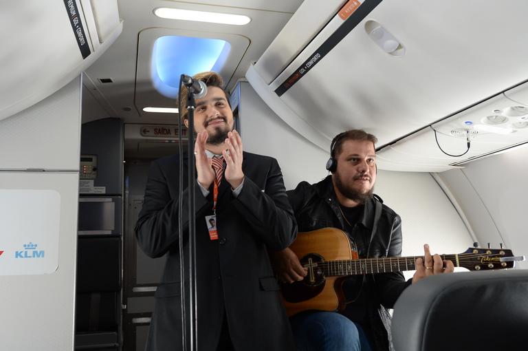 Luan Santana faz pocket show dentro de avião