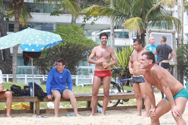 Bruno Cabrerizo mostra boa forma em dia na praia