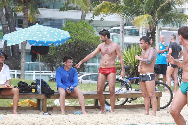 Bruno Cabrerizo mostra boa forma em dia na praia