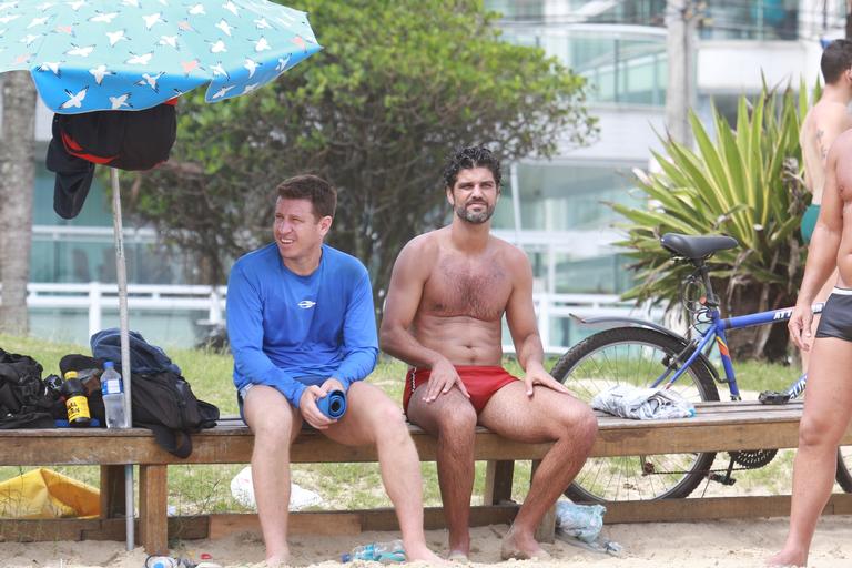 Bruno Cabrerizo mostra boa forma em dia na praia