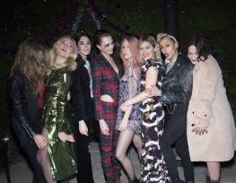  Burberry x Cara Delevingne Festa de Natal 