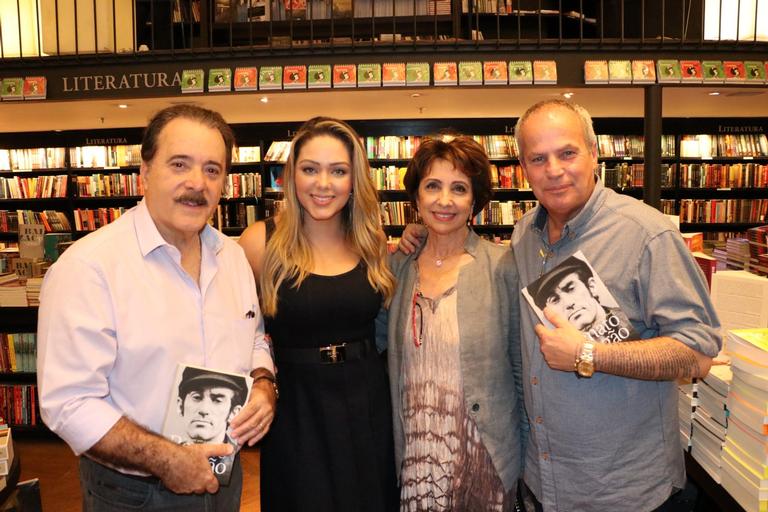 Renato Aragão recebe os amigos em sessão de autógrafos no Rio