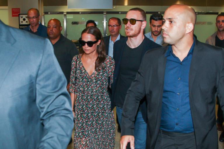 Alicia Vikander  e Michael Fassbender chegam a São Paulo 