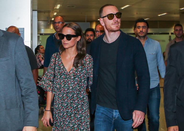 Alicia Vikander  e Michael Fassbender chegam a São Paulo 