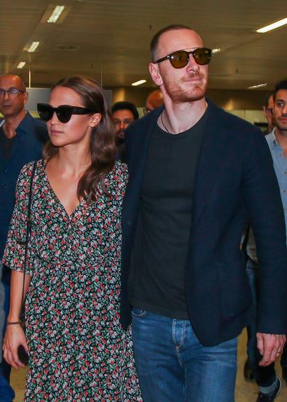 Alicia Vikander  e Michael Fassbender chegam a São Paulo 