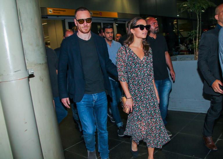 Alicia Vikander  e Michael Fassbender chegam a São Paulo 