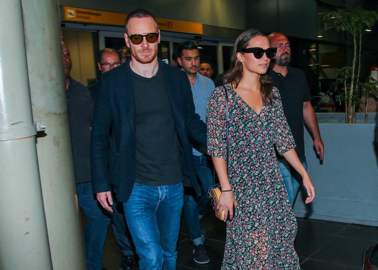 Alicia Vikander  e Michael Fassbender chegam a São Paulo 