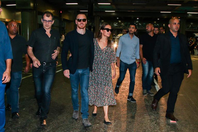 Alicia Vikander  e Michael Fassbender chegam a São Paulo 