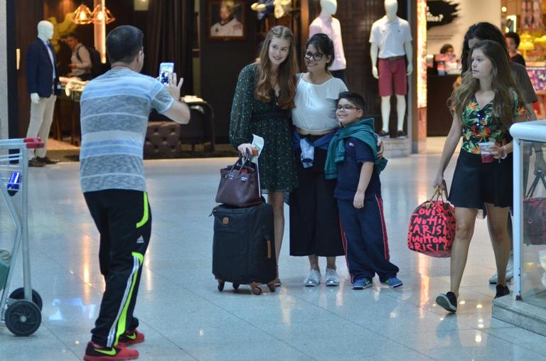 De rasteirinha e sem make, Marina Ruy Barbosa esbanja estilo e simpatia em aeroporto