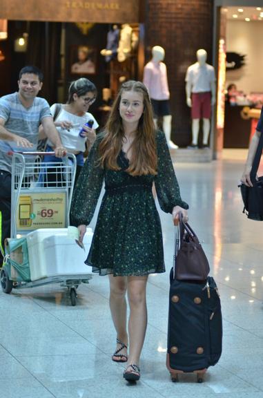 De rasteirinha e sem make, Marina Ruy Barbosa esbanja estilo e simpatia em aeroporto