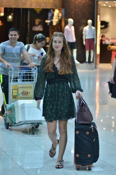 De rasteirinha e sem make, Marina Ruy Barbosa esbanja estilo e simpatia em aeroporto