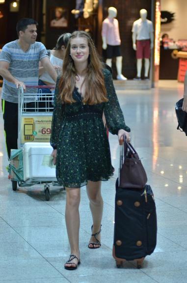 De rasteirinha e sem make, Marina Ruy Barbosa esbanja estilo e simpatia em aeroporto