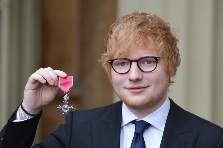 Ed Sheeran recebe homenagem do príncipe Charles