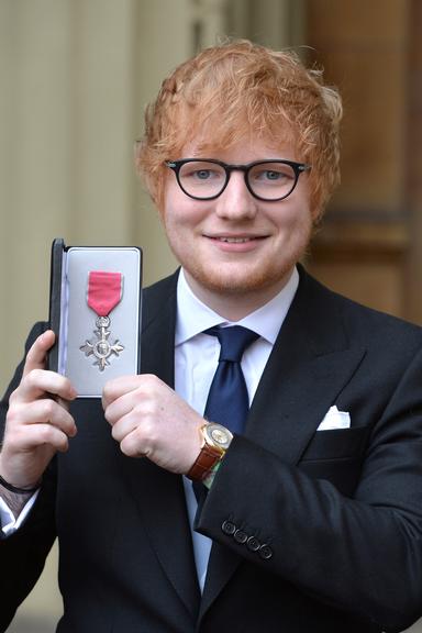 Ed Sheeran recebe homenagem do príncipe Charles