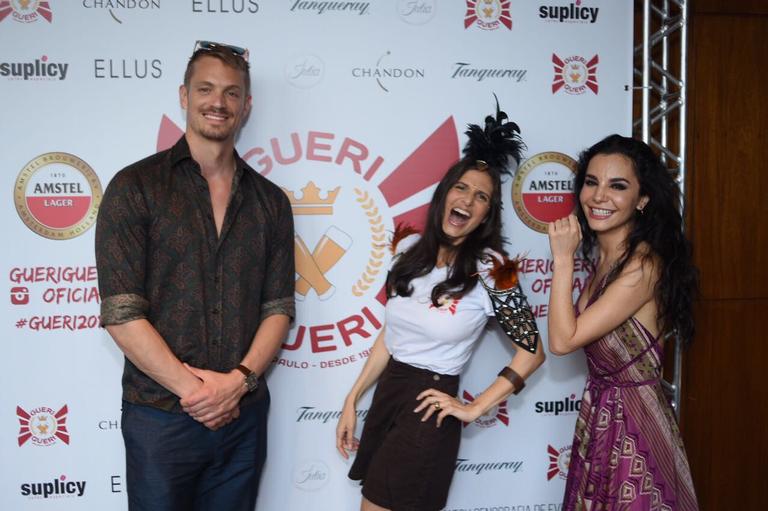 Joel Kinnaman se joga no samba em festa em SP