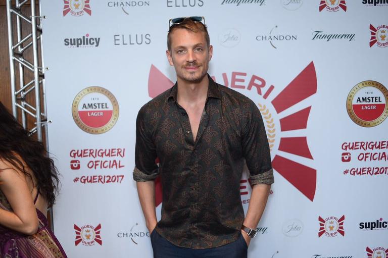 Joel Kinnaman se joga no samba em festa em SP